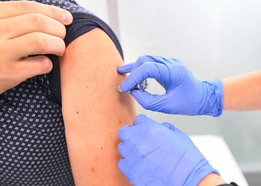 Российская вакцина от коронавируса может быть получена осенью – Мишустин