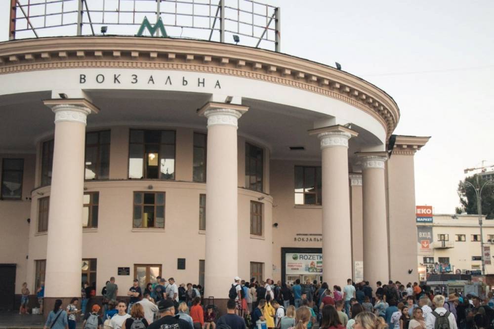 В Киеве нашли сразу два подозрительных чемодана: одна из станций метро закрыта, идет эвакуация (видео)