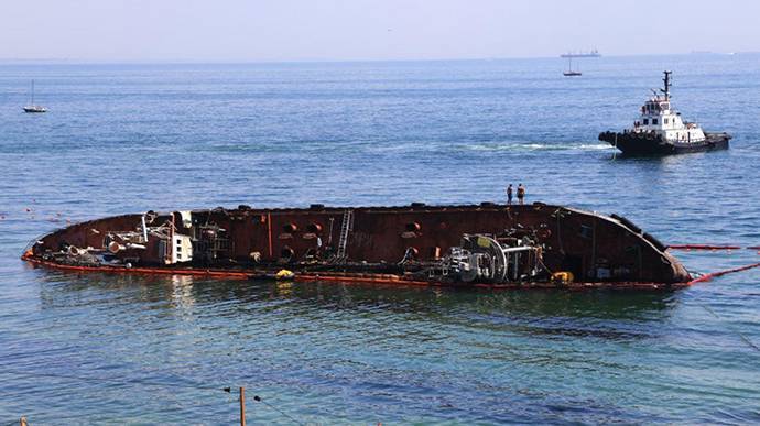 В Одессе из затонувшего танкера "Делфи" произошел разлив топлива