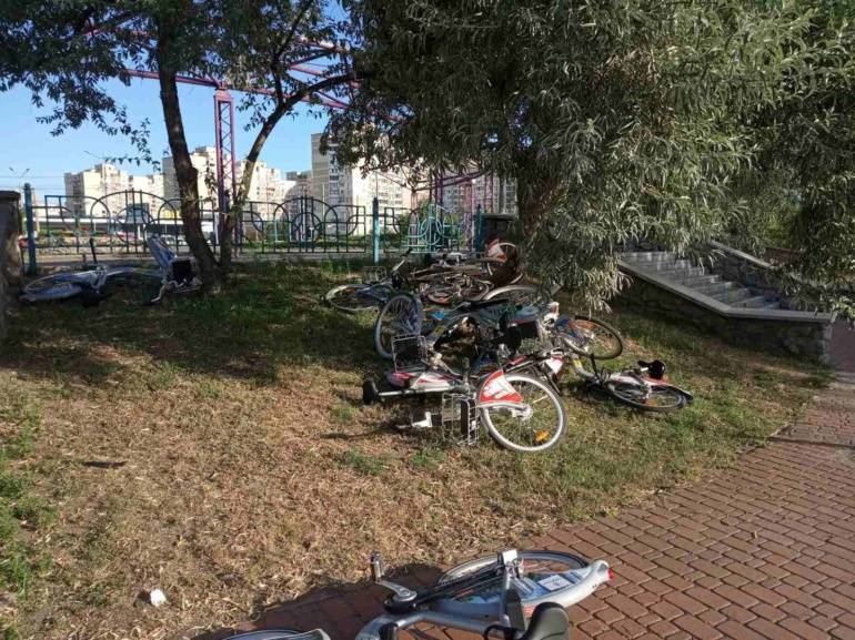 Сегодня ночью вандалы повредили сразу 15 прокатных велосипедов Bikenow на Троещине, причинив ущерб в размере 25 тыс. грн