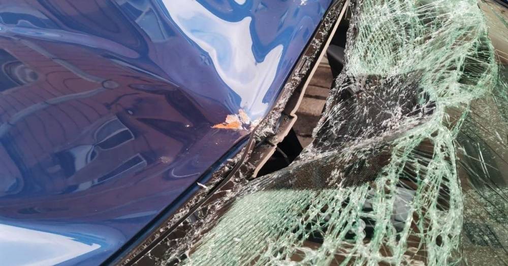 Фото: в Петербурге кусок дома пробил крышу машины с людьми в салоне