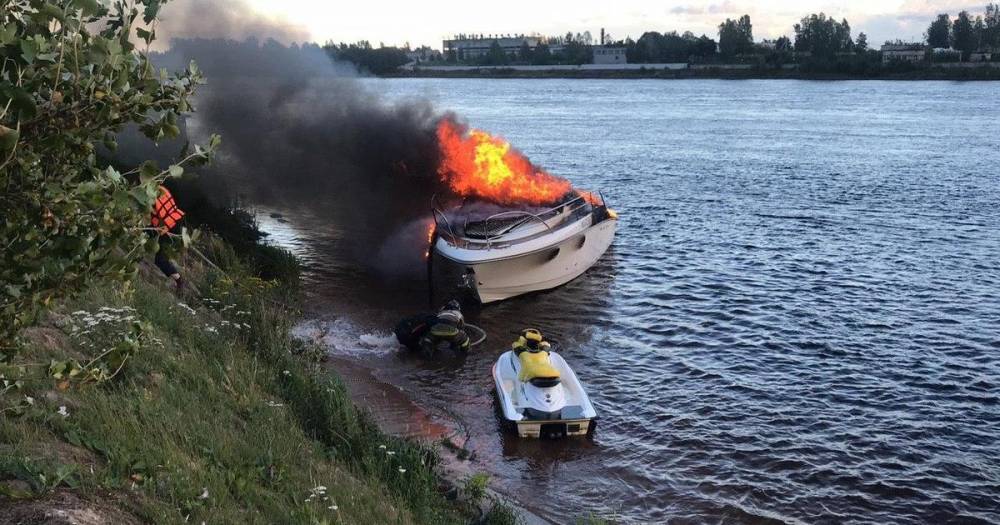 В Ленобласти на Неве загорелась яхта