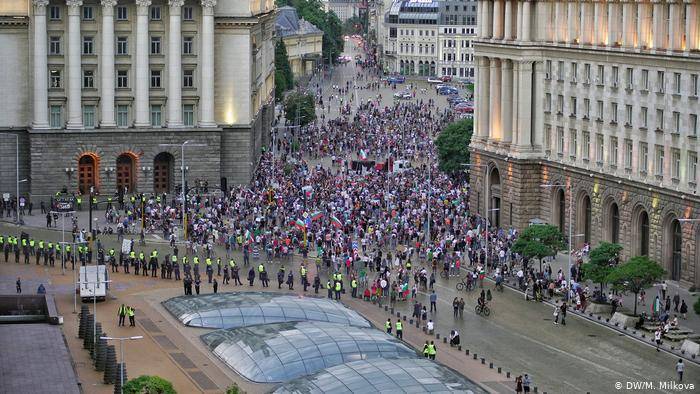 Тысячи болгар протестуют против премьер-министра четырнадцатый день подряд