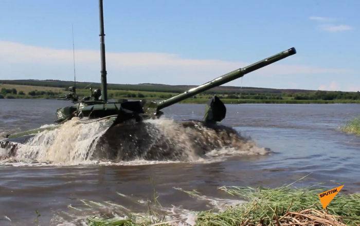 Российские танки не только грязи не боятся: боевые машины погрузились под воду – видео