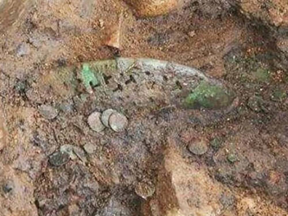 В Южной Корее во время раскопок гробницы нашли бронзовую обувь