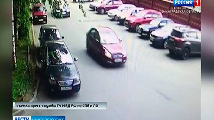 В Петербурге банда автоподставщиков отобрала у пенсионера 70 тысяч рублей
