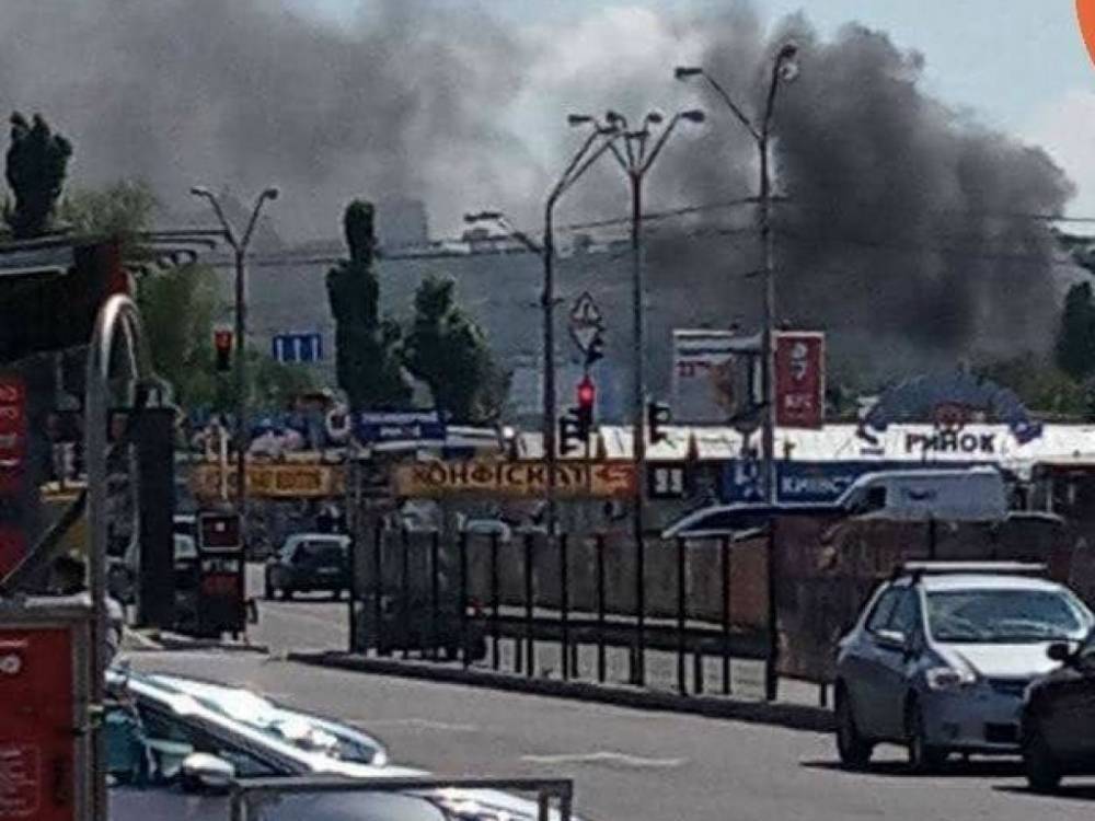 На столичной станции метро «Почайна» начался пожар: в небо поднимается дым