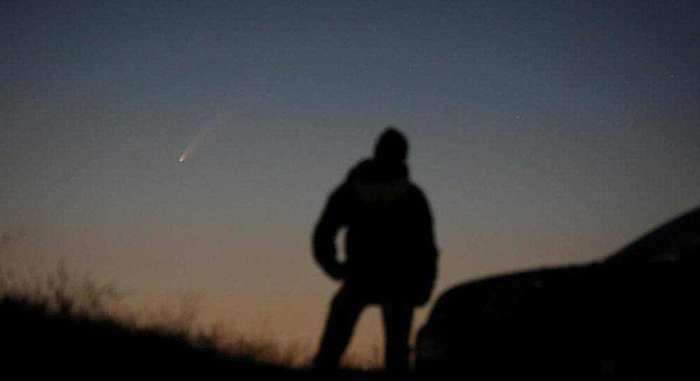 Спутники Илона Маска помешали астрономам наблюдать за кометой Neowise (фото)