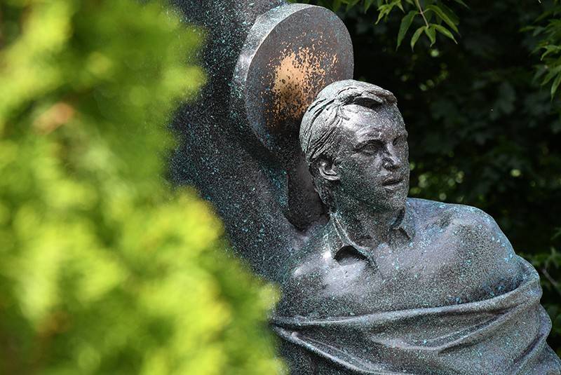 Памятник Высоцкому с нимбом появился на Ваганьковском кладбище
