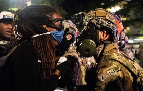 В Портленде начались столкновения протестующих с федералами