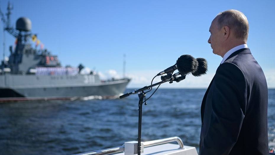 Путин открыл Главный военно-морской парад в Петербурге