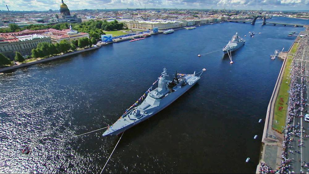 Самые зрелищные кадры главного морского парада в честь Дня ВМФ