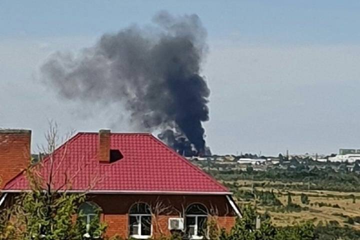 На западе Волгограда спасатели потушили крупный пожар