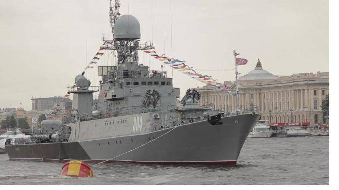 Парад ВМФ в Петербурге посетила политическая элита страны