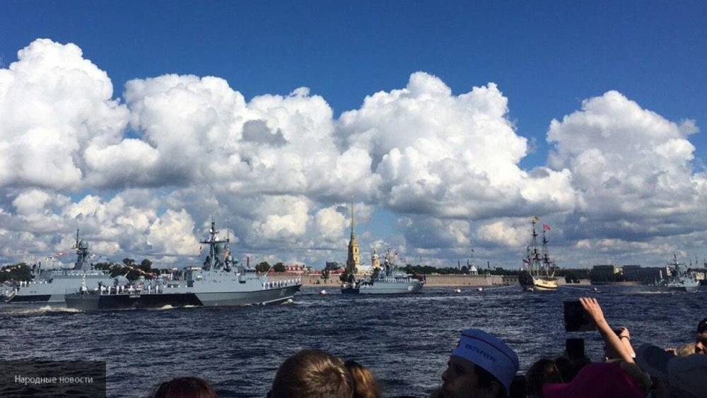 Путин признался, что принял решение возродить традицию парада в День ВМФ в самолете