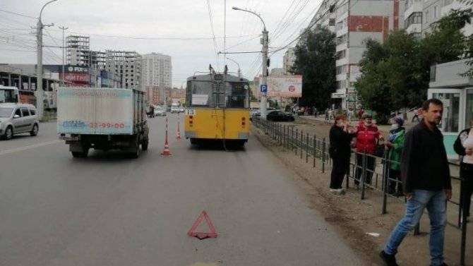 В Омске троллейбус насмерть сбил женщину