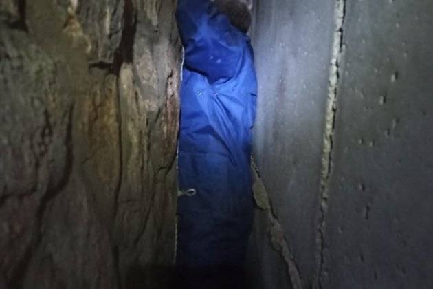 Спасатели показали, как вытаскивали застрявших между стенами в Чите щенков