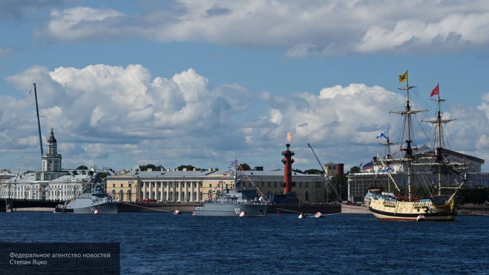 Читатели Daily Mail восхитились главным военно-морским парадом в Петербурге