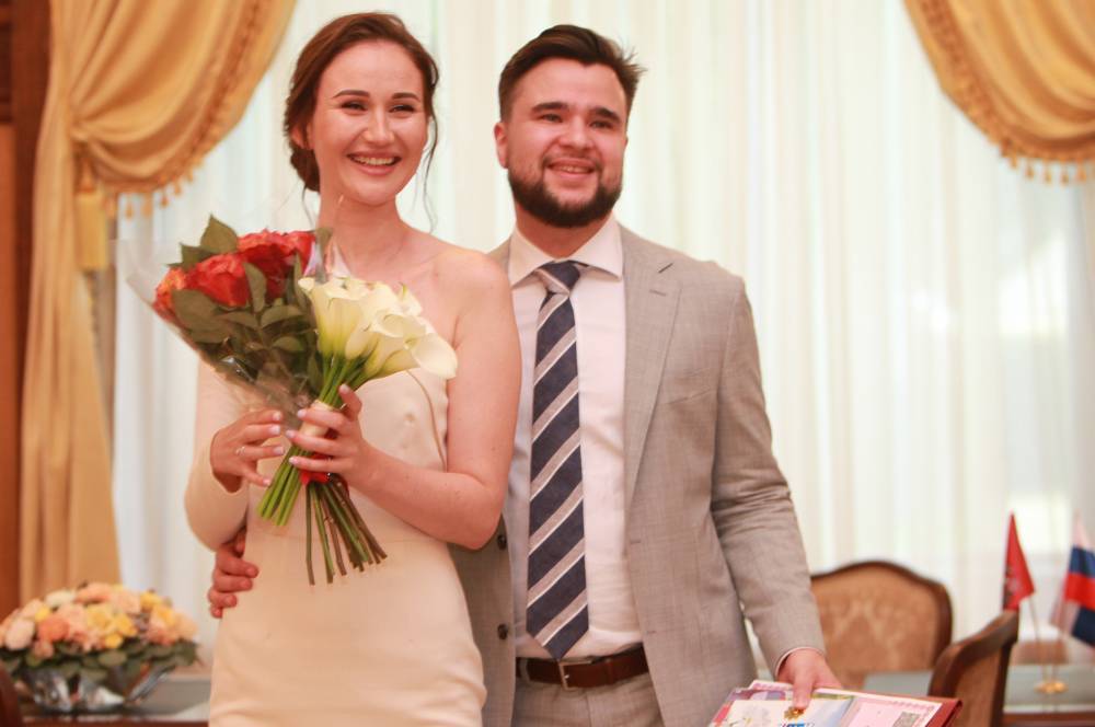 Свыше 700 пар поженились в Москве накануне Дня Военно-морского флота