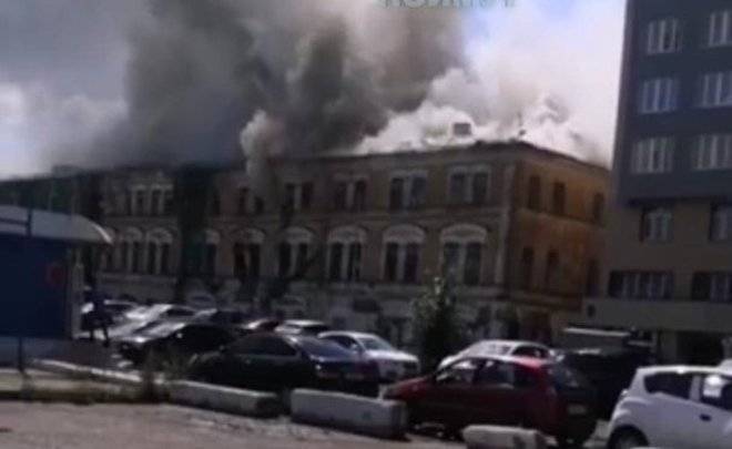 Как горит бывший дом купца Соболева в Казани: фото— и видеорепортаж из соцсетей