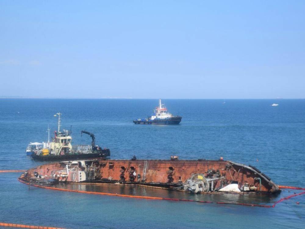 Ситуация с танкером Delfi в Одессе показала неэффективность президентской вертикали власти - политолог