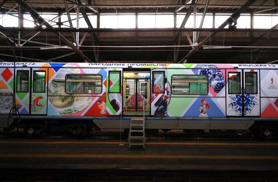В метро запустили поезд, посвященный дымковской игрушке и тверской вышивке