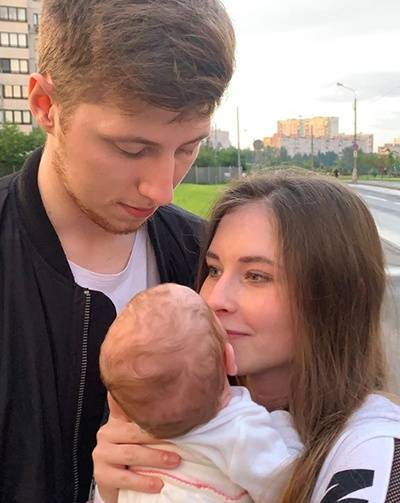 Фигуристка Юлия Липницкая впервые стала мамой