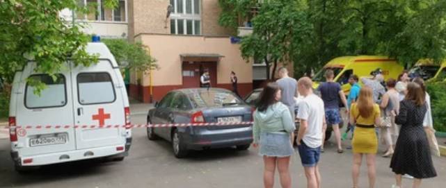 В Красногорске 23-летняя девушка выпала с балкона жилого дома