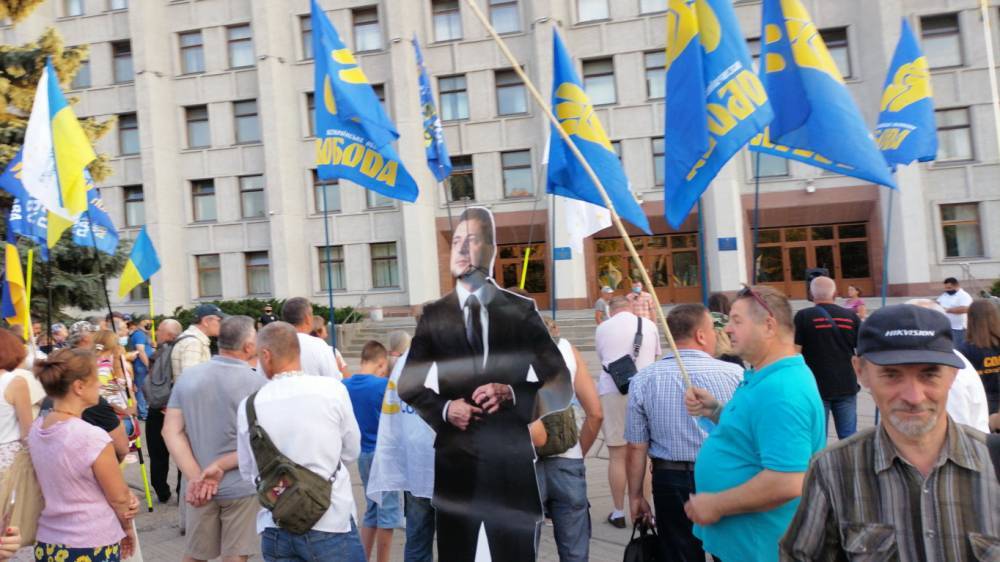Украинские националисты «повесили» фигуру Зеленского на митинге в Полтаве