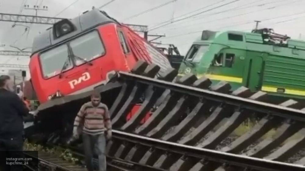 Два грузовых поезда столкнулись в Купчино