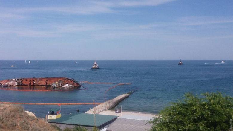 Работы по поднятию танкера Delfi в Одессе возобновят до конца августа