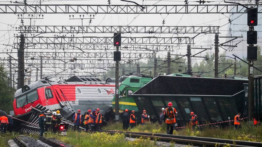 Двое пострадали при столкновении двух грузовых поездов в Петербурге