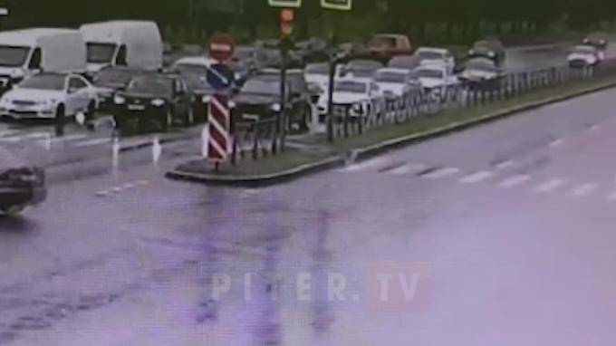 Видео: такси улетело в дорожное ограждение на Софийской улице