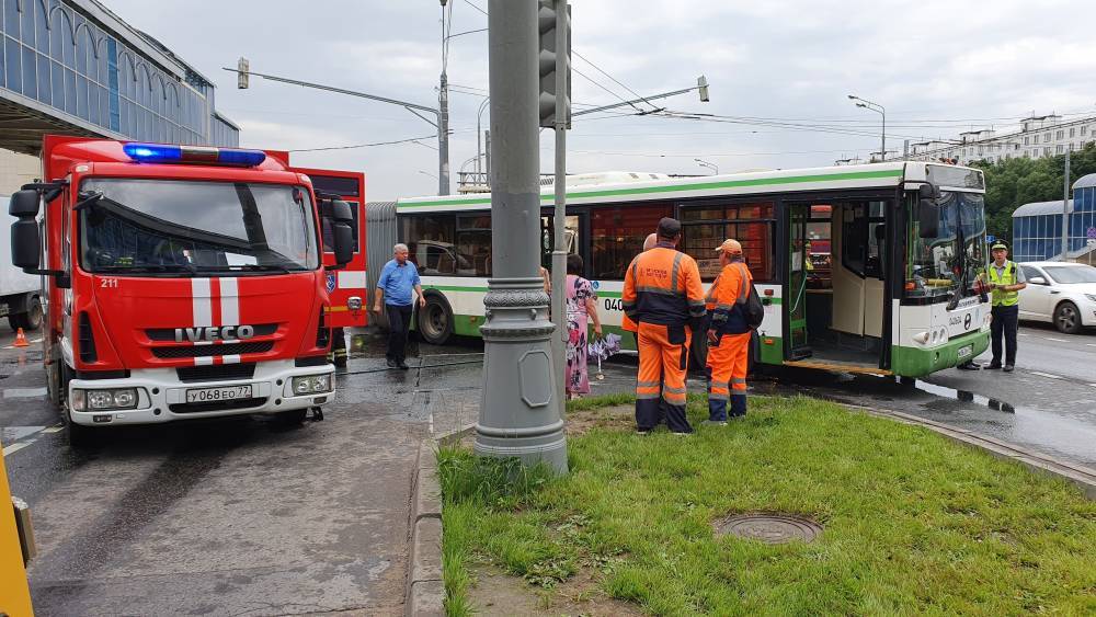 Движение по Рязанскому проспекту ограничили из-за ДТП с автобусом и «газелью»