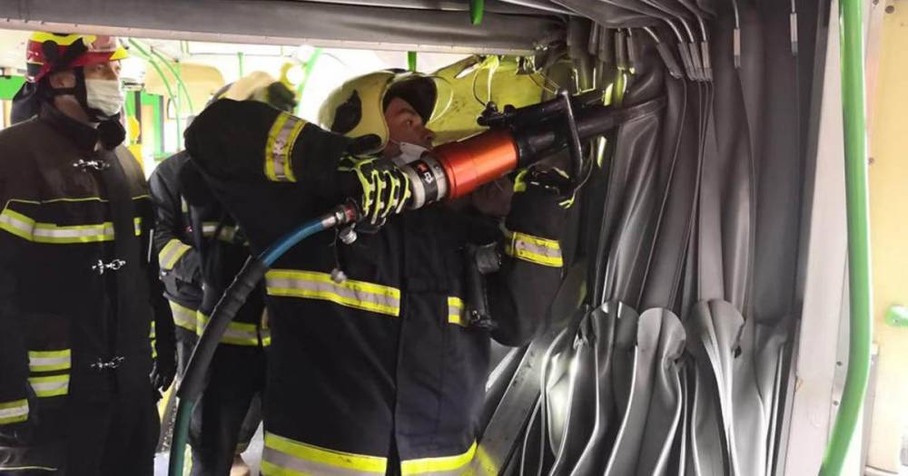 Пожарные устранили последствия ДТП с автобусом в Москве