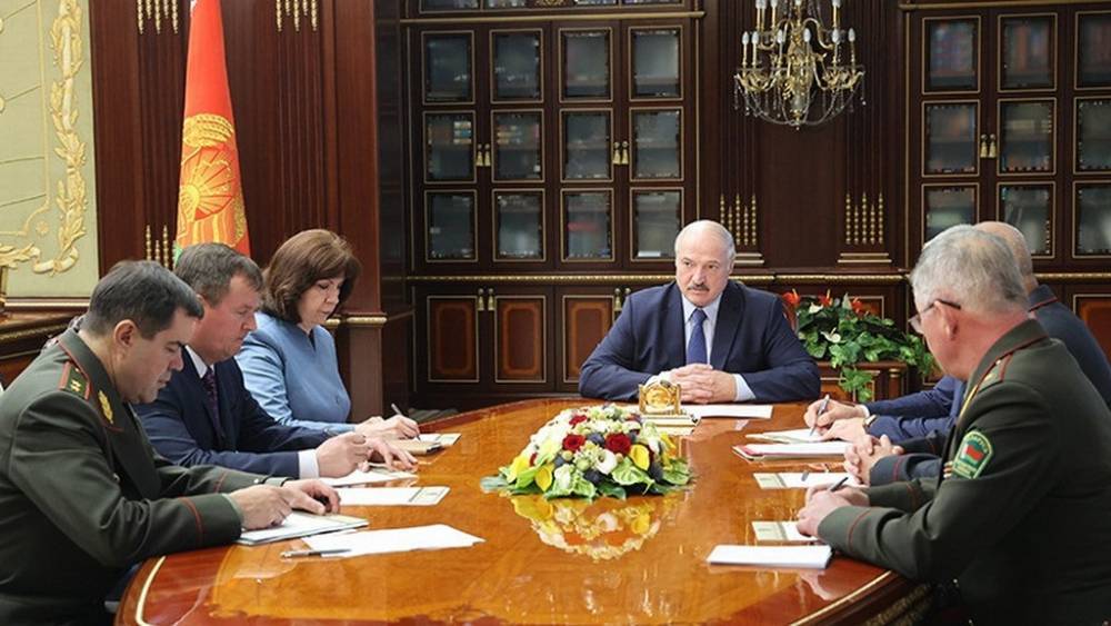 Лукашенко собрал срочное совещание с членами Совбеза Беларуси