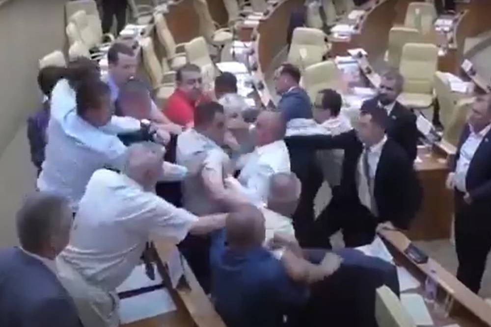 Появилось видео драки коммунистов и единороссов в ульяновском парламенте