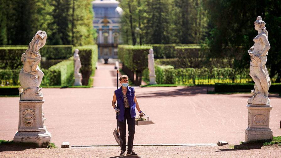 В Петергофе и Царском селе вновь заработали фонтаны и парки