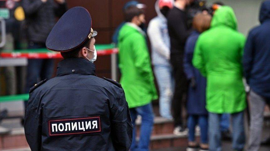 Полиция проверяет данные о массовой драке доставщиков еды в Москве — видео