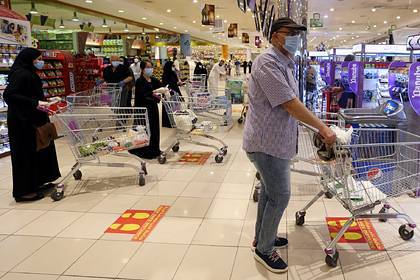 Жители Саудовской Аравии кинулись скупать в магазинах все