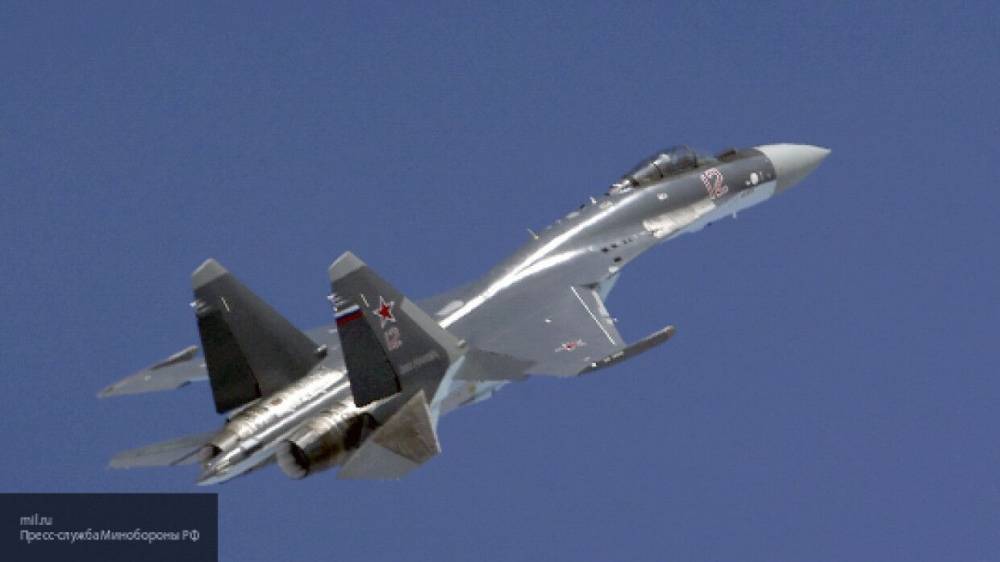 Летчики авиагруппы "Русские витязи" показали уникальный пилотаж в едином строю