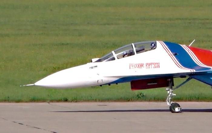 "Виражи" и "штопор": "Русские витязи" совершили полеты на трех типах самолетов - видео