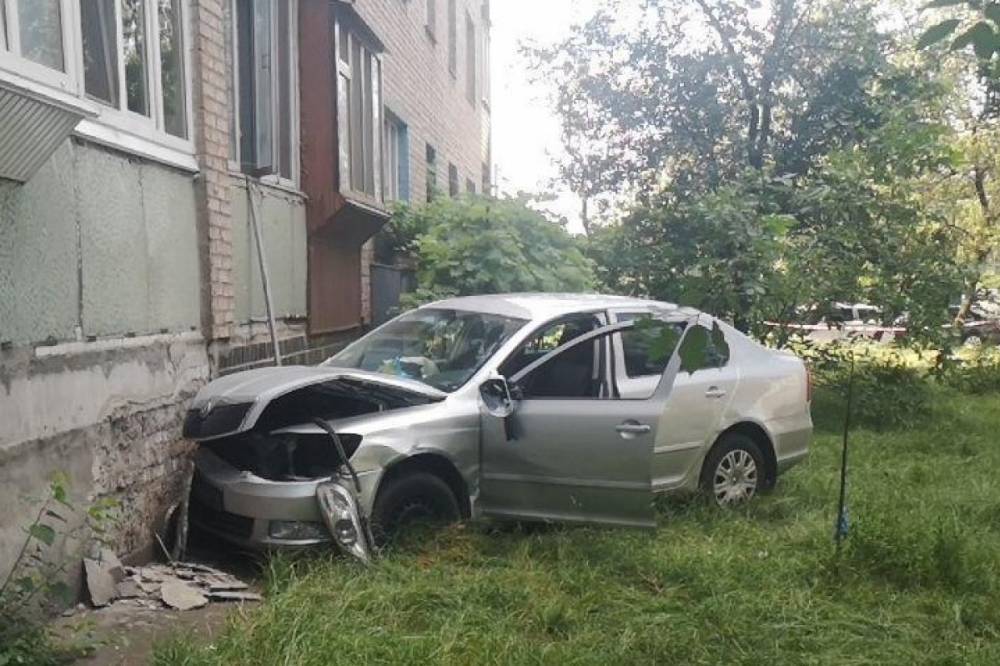 Водитель легковой машины протаранил дом в Киеве (видео)