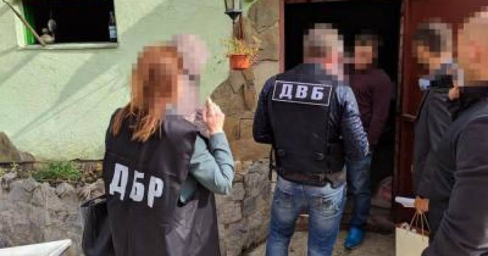 В Харьковской области полицейский обманул на 1,2 млн грн женщину, сына которой поймал пьяным за рулем