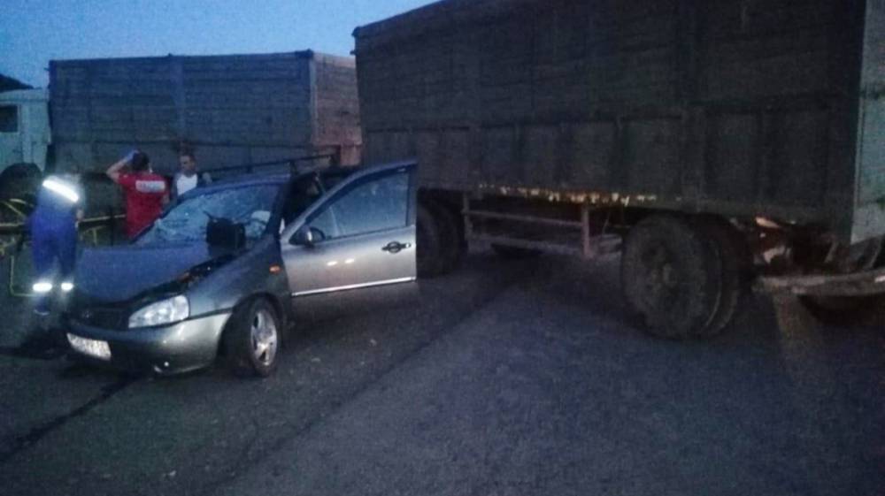 Водитель легковушки разбился в ДТП с грузовиком на трассе в Воронежской области