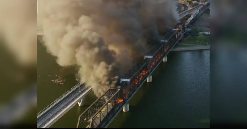 Напоминало сцену из ада: в США поезд сошел с рельсов и загорелся, обрушив мост (видео)