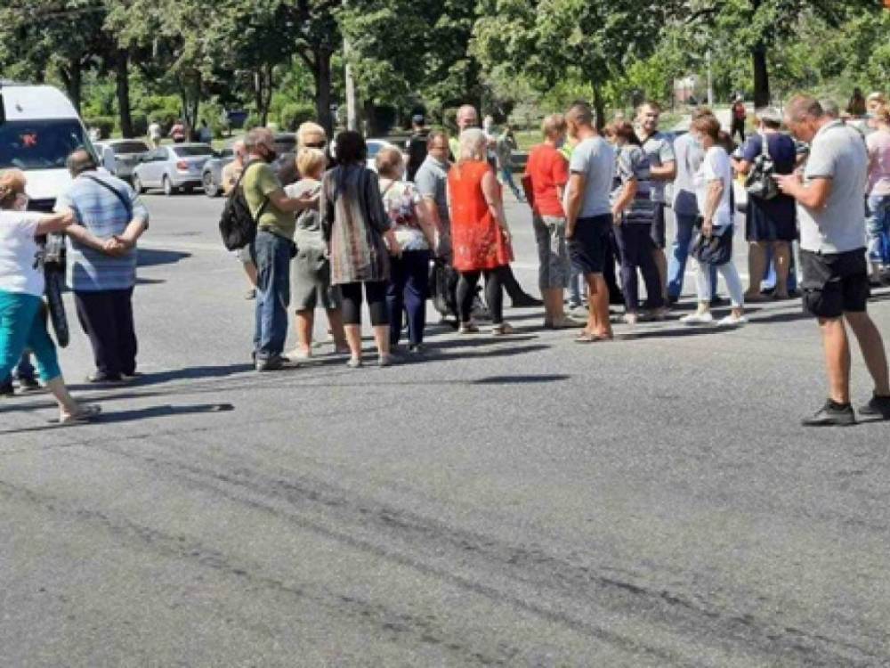 Образуются пробки: в Киеве протестующие перекрыли движение по проспекту Маяковского