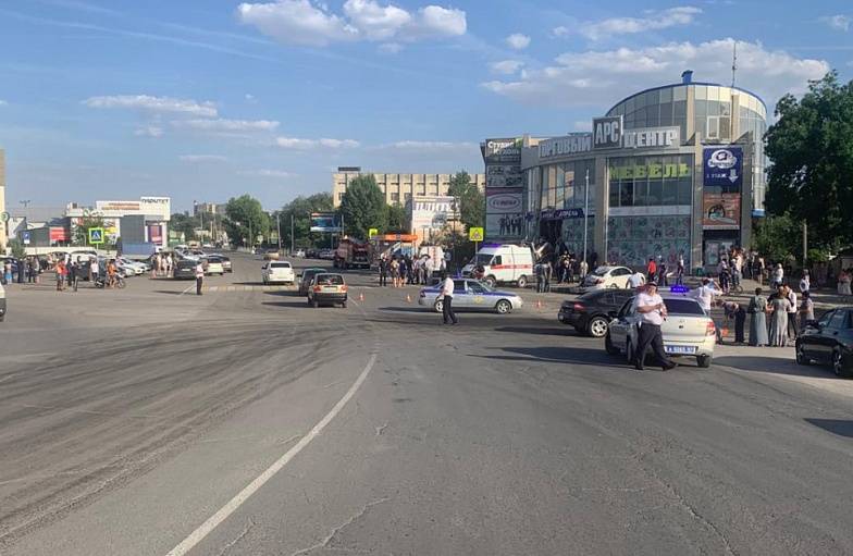 В Белой Калитве водовоз врезался здание торгового центра, водитель погиб