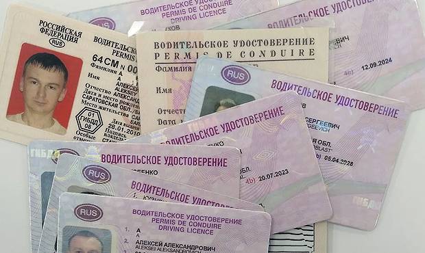 Российским водителям начали выдавать права с надписями на иностранных языках