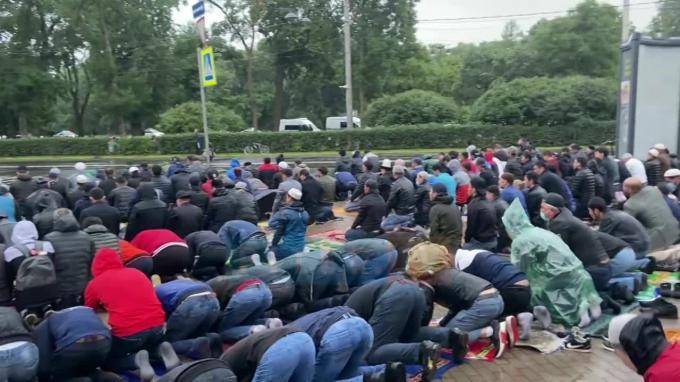 Десятки мусульман собрались у Соборной мечети на Курбан-байрам